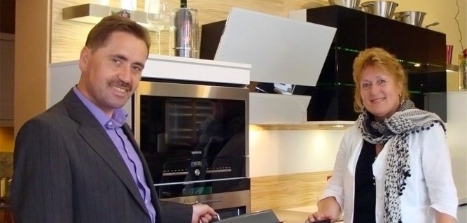 Jens-Peter Elberling und Gerlinde Teichmann im Küchenstudio KÜCHENidee Eberswalde